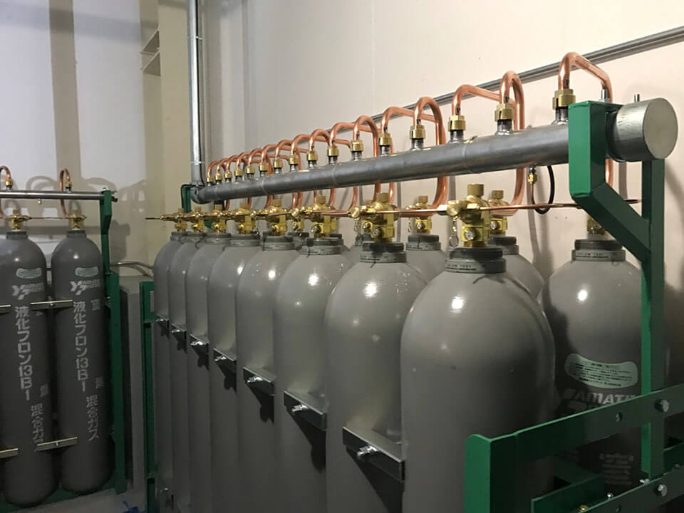 施工事例写真1：ボンベ室へのボンベ設置