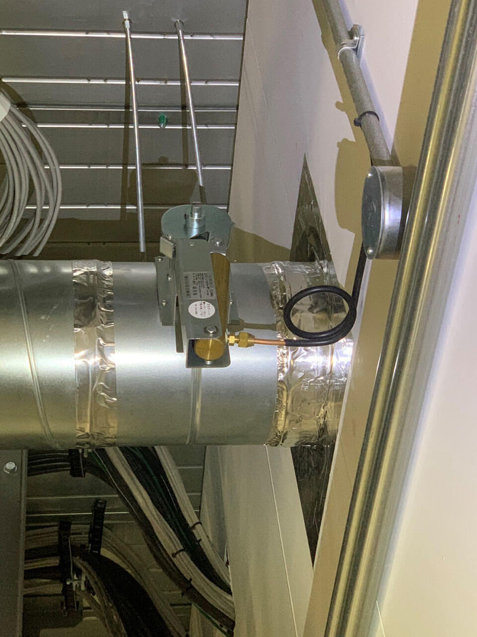 施工事例写真3：ダクトに銅管取付